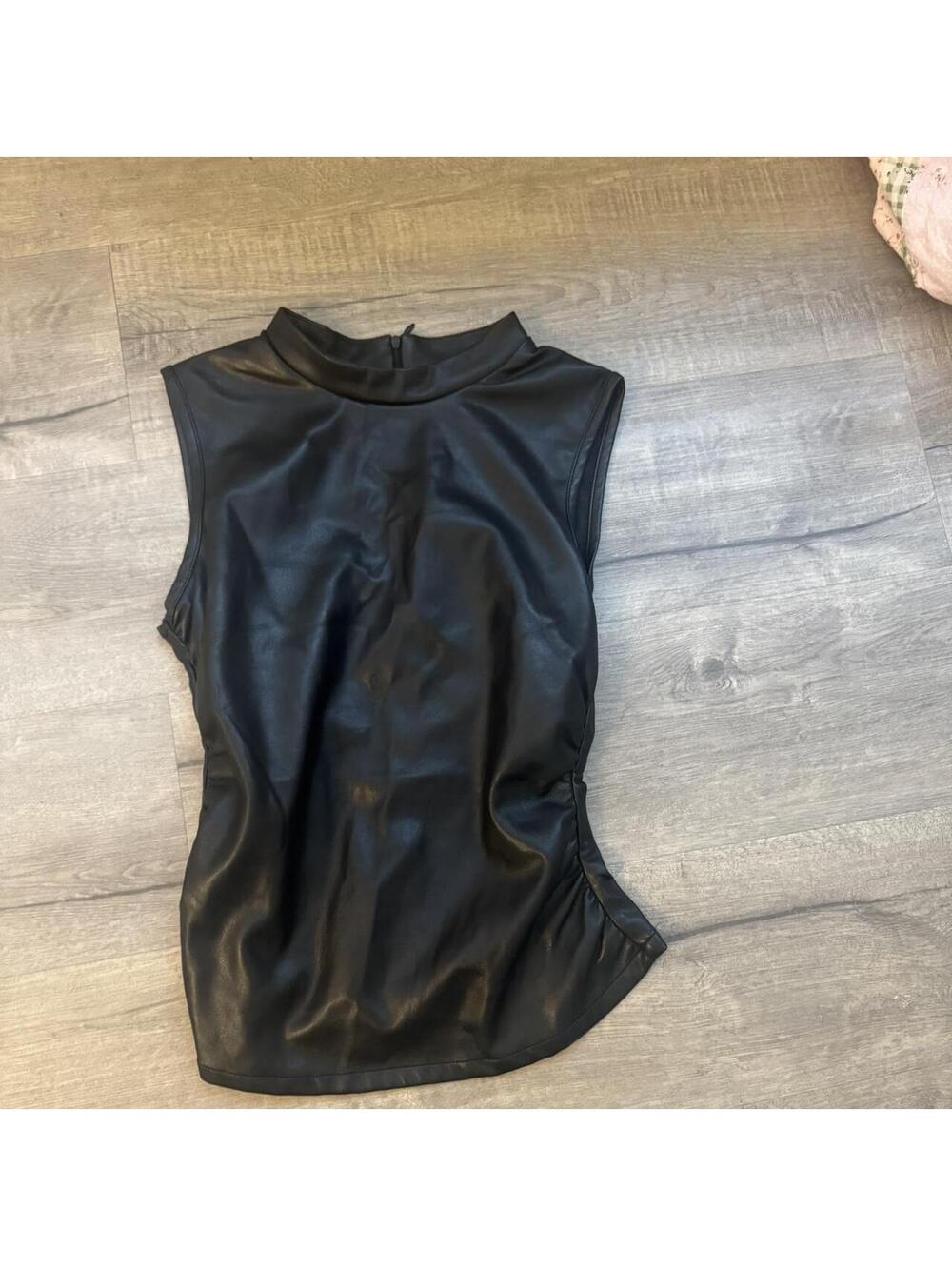 Black leather top with zipper detail #leatherlove